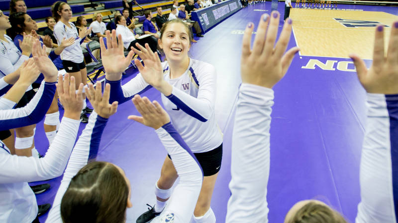 2016 award winner Melanie Wade with her UW Volleyball teammates.